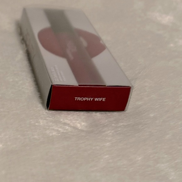 HUDA BEAUTY Liquid Matte Ultra-Comfort Transfer-Proof Lipstick in Trophy Wife - Picture 4 of 9